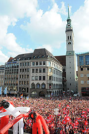 Fans am Marienplatz (Foto: Ingrid Grossmann)